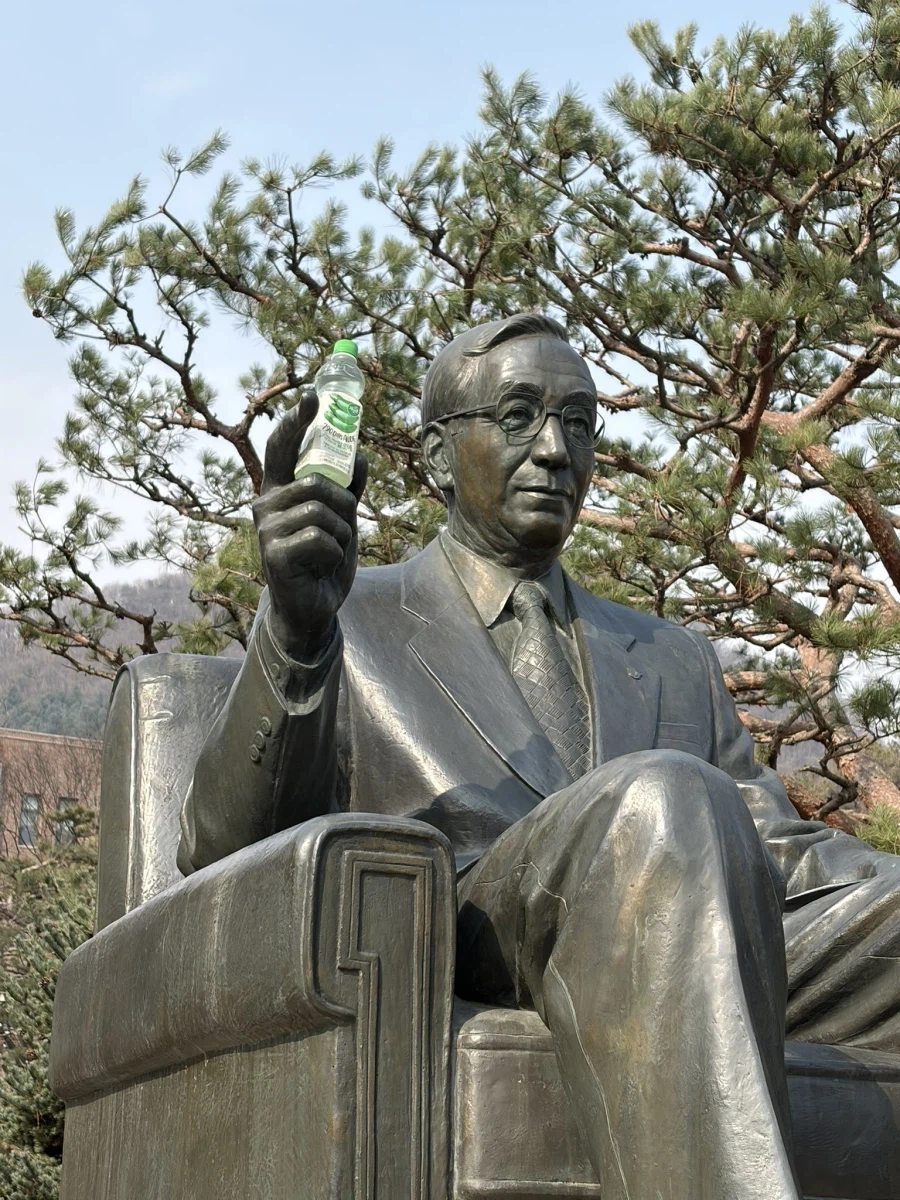 설립자 동상이 한밤 중 알로에 음료를 마신 거 같다_1.webp