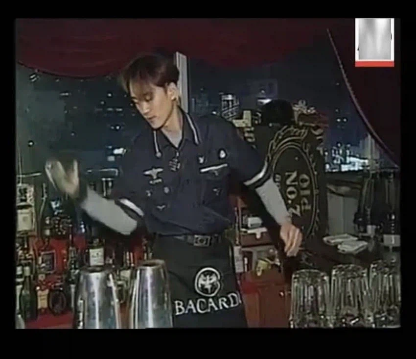 90년대 제2차 세계대전 컨셉의 술집_5.webp