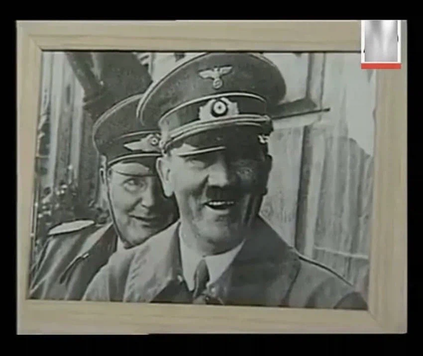 90년대 제2차 세계대전 컨셉의 술집_6.webp