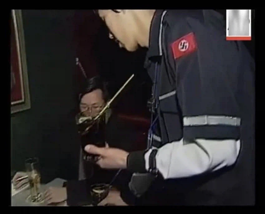 90년대 제2차 세계대전 컨셉의 술집_8.webp