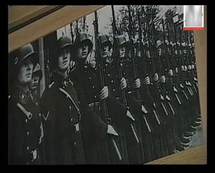 90년대 제2차 세계대전 컨셉의 술집_11.webp