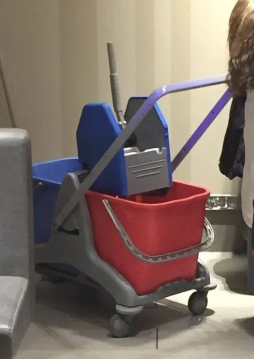 다음 사진을 보고 비슷한 디자인의 로봇 하나를 그리시오_1.webp