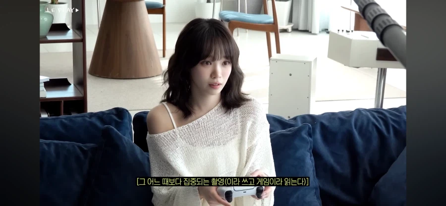 게임 광고 촬영중에 진짜 게임하는 채원이_1.webp