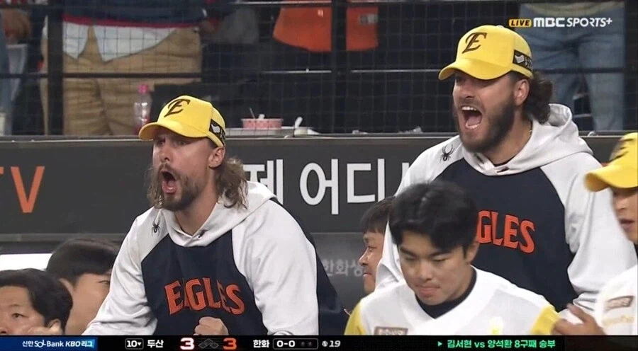 한국인들에게 개쌍욕을 퍼붓는 백인 두명_1.webp