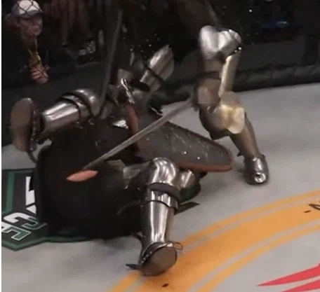 갑옷을 입은 기사의 약점은 갑옷 틈새!_1.webp