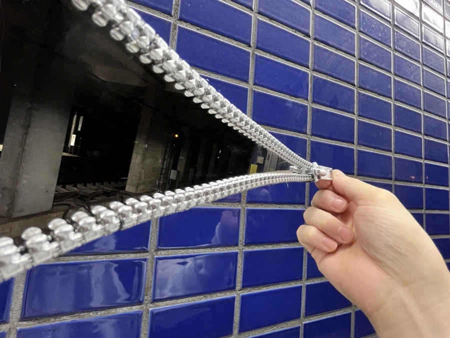 이세계를 여는 지퍼 같은 거울_3.webp