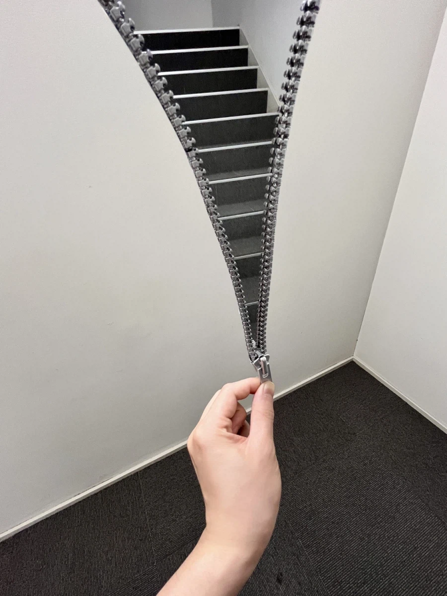 이세계를 여는 지퍼 같은 거울_4.webp