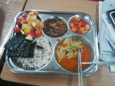 2800만 외국 유투버가 평가한 한국 급식_2.webp