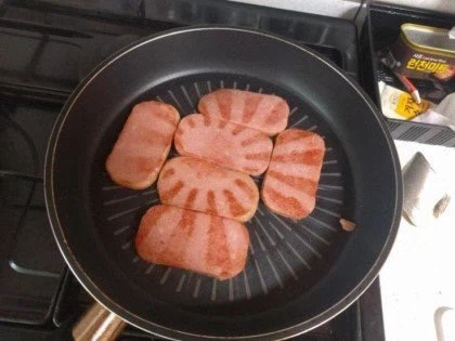 스팸 굽다가 매국노가 되었다._1.webp