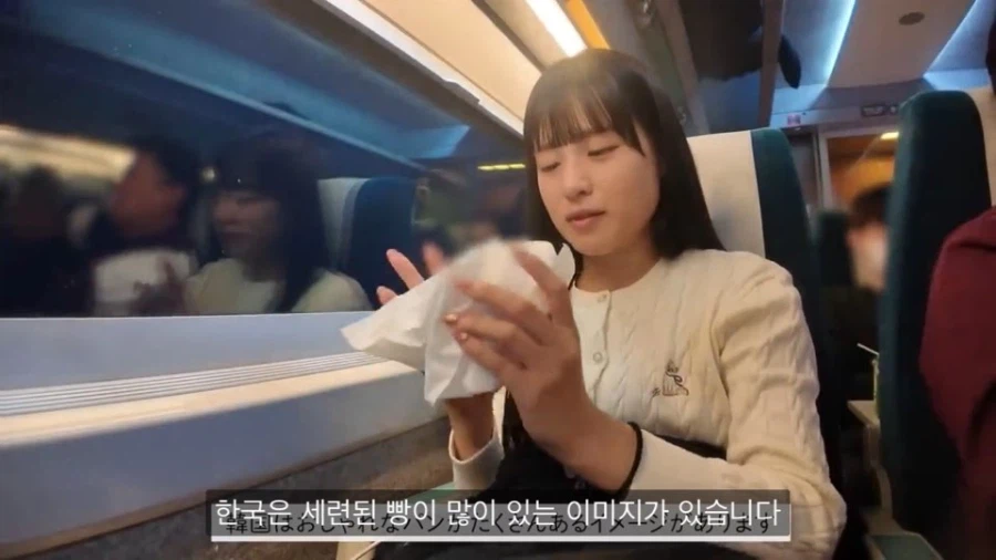 KTX에서 한국빵 먹어보는 일본녀 반응_2.webp