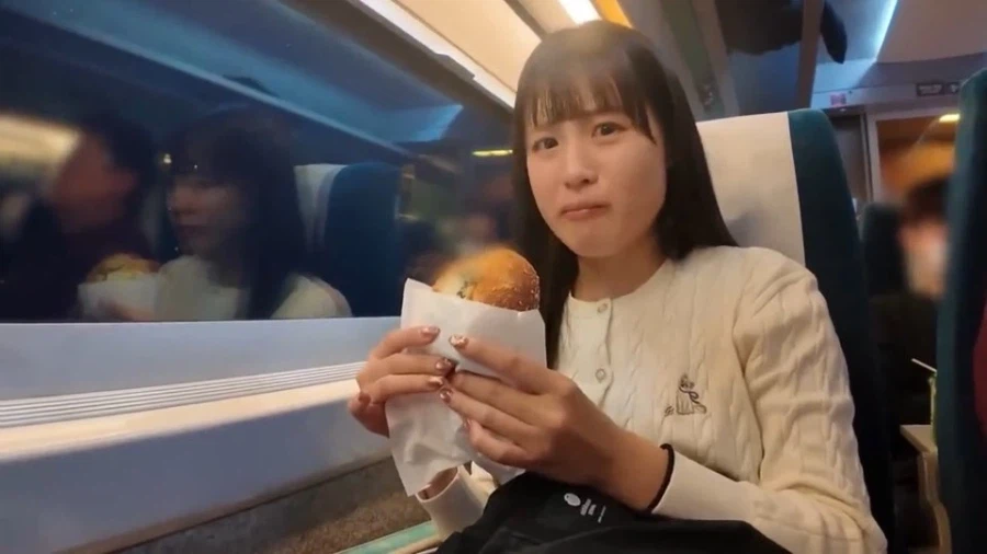 KTX에서 한국빵 먹어보는 일본녀 반응_5.webp