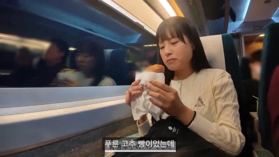 KTX에서 한국빵 먹어보는 일본녀 반응_7.webp