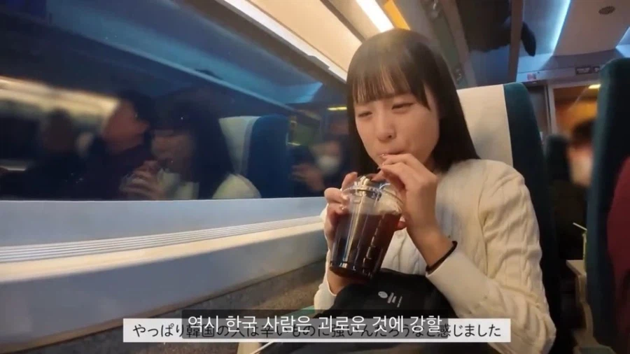 KTX에서 한국빵 먹어보는 일본녀 반응_9.webp