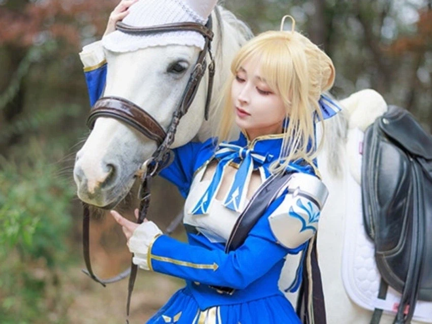 페이트)표정이 살아있는 세이버 코스프레_1.webp