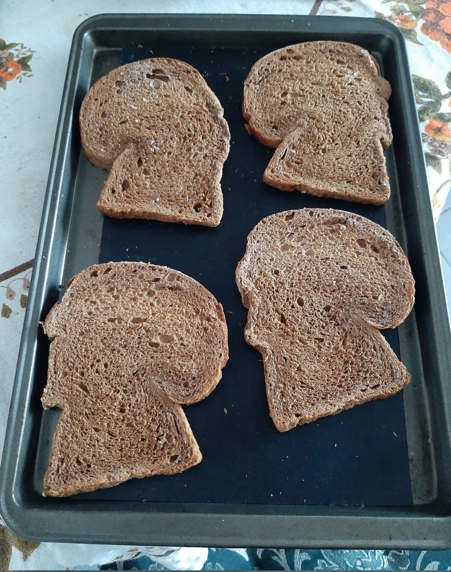 식빵을 구웠는데 왜인지 잘생겨진 건에 대하여_1.webp