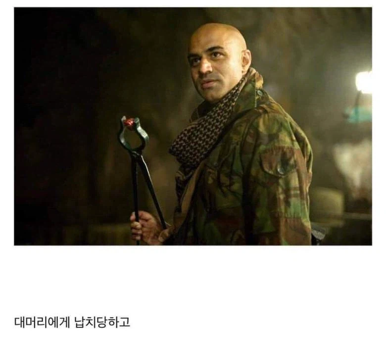 아이언맨과 대머리 유니버스_1.webp