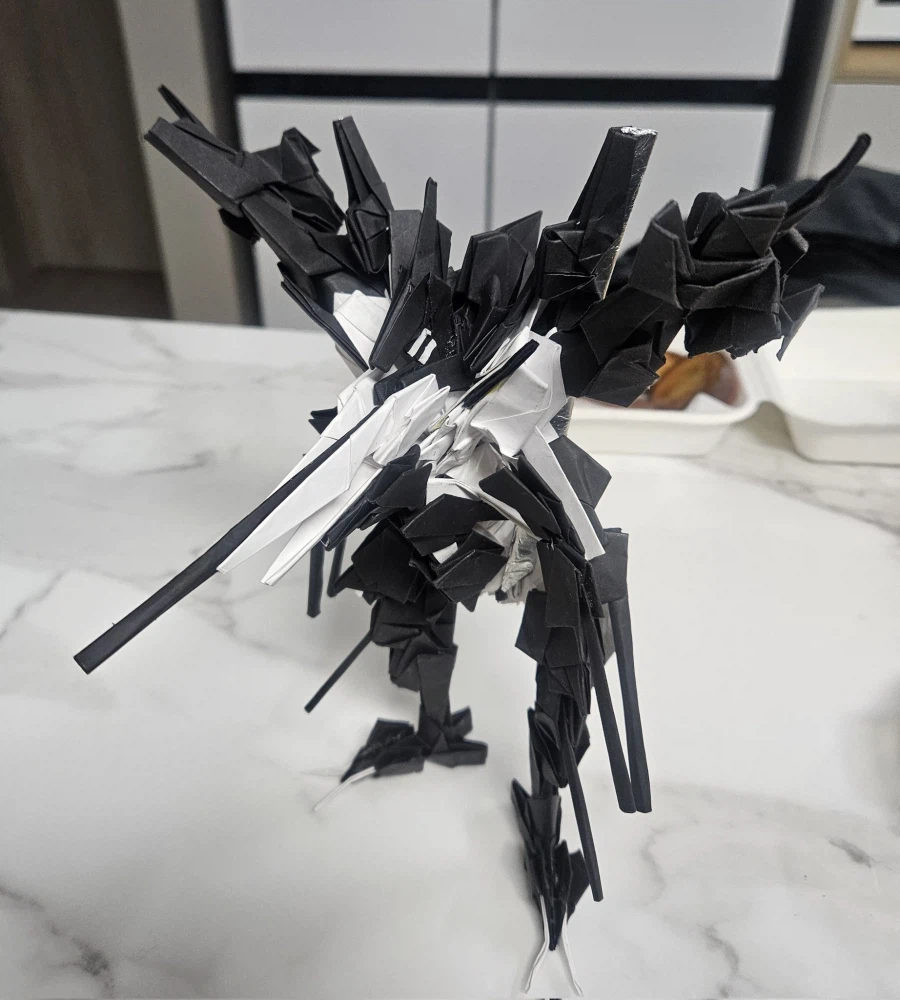 조카가 종이접기로 만든 창작로봇.jpg_2.webp