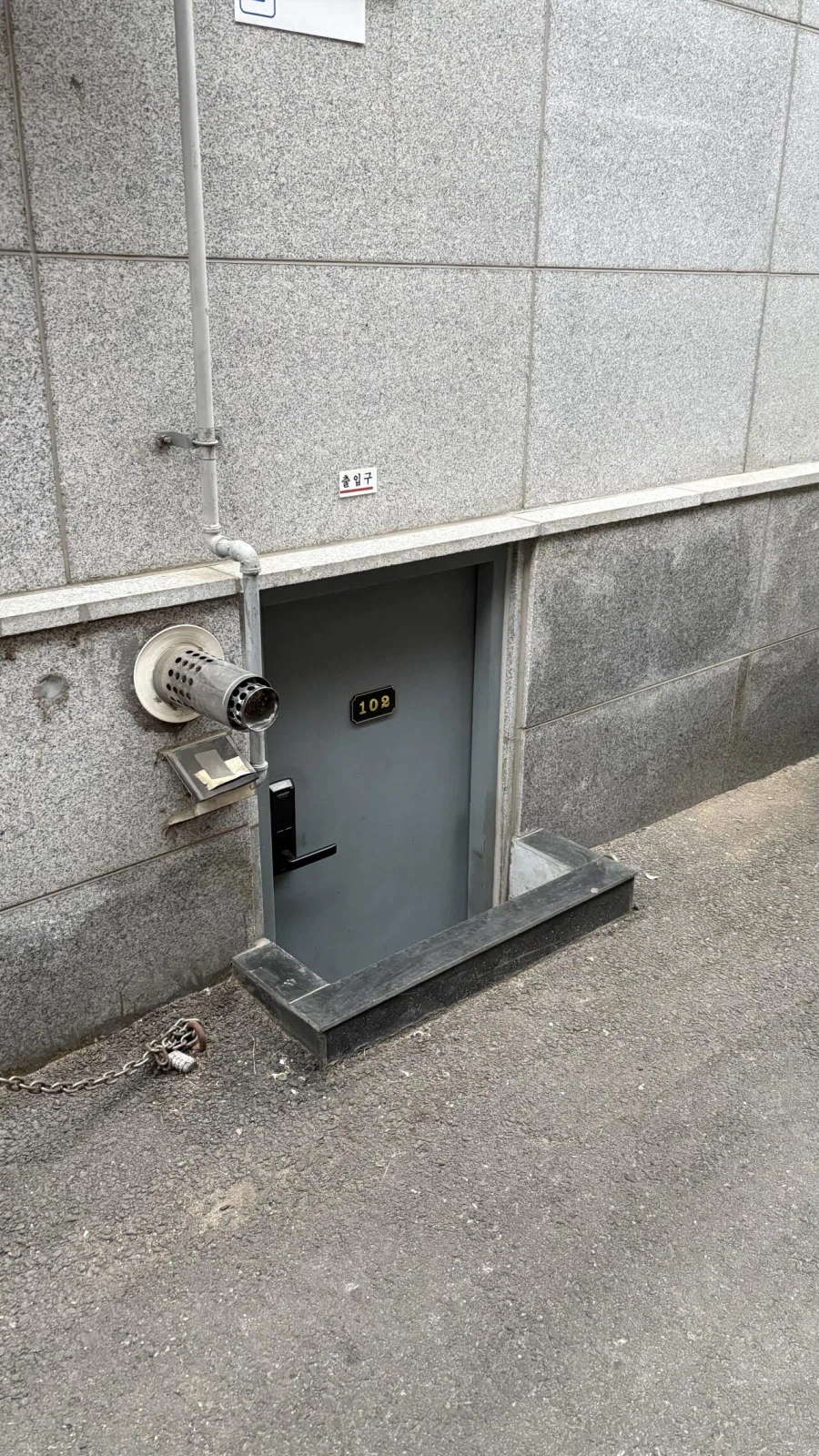 이래도 되나 싶은 신촌 자취방_1.webp