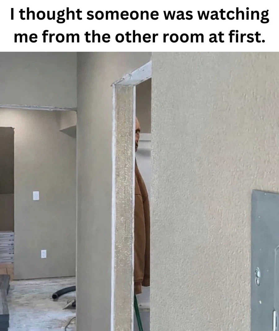 공포) 집에 들어왔는데 문 틈으로 보이는 낯선 남자.jpg_1.webp