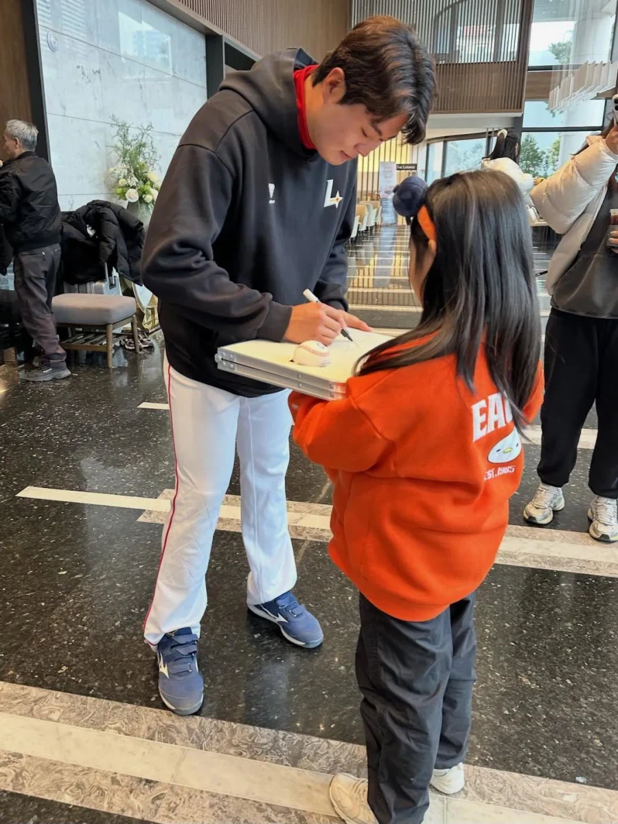 상대팀 어린이팬 테이블 구멍내고 싸인해준 야구선수_2.webp