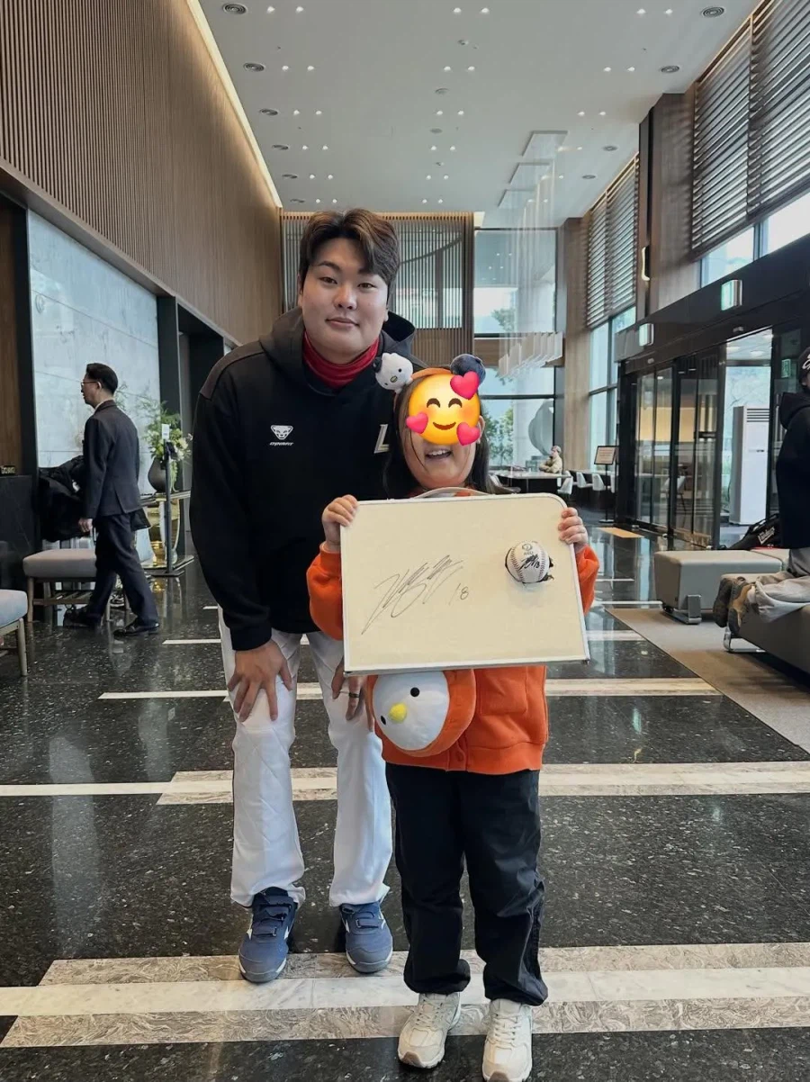상대팀 어린이팬 테이블 구멍내고 싸인해준 야구선수_3.webp
