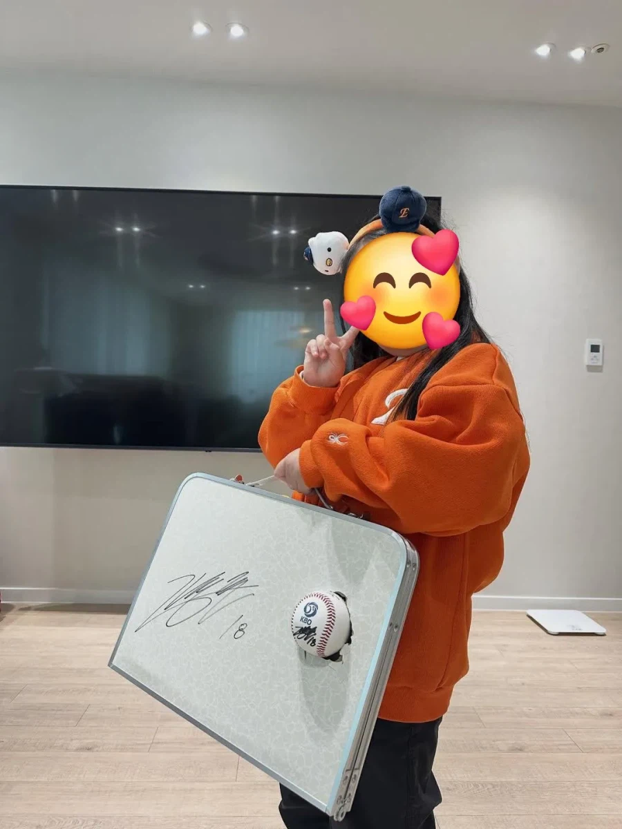 상대팀 어린이팬 테이블 구멍내고 싸인해준 야구선수_4.webp