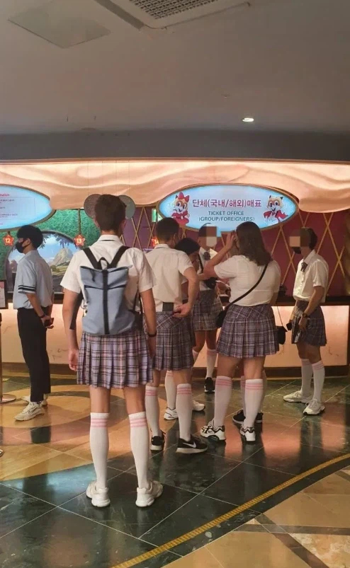 롯데월드 교복대여를 한 외국인들_1.webp