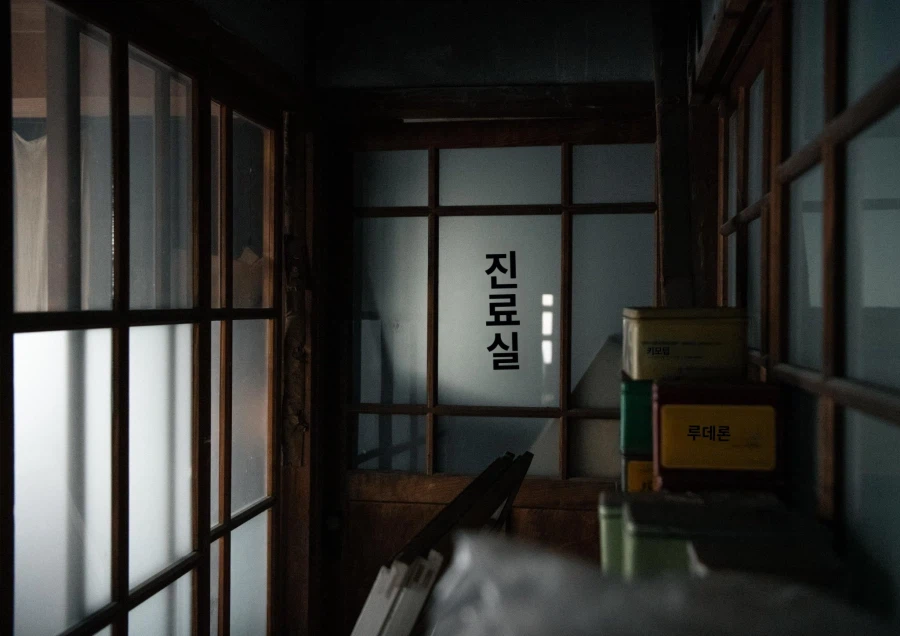 일본, 버려진 폐의원의 유리문들_2.webp
