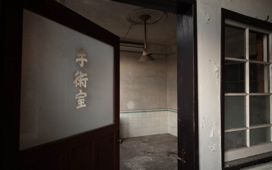 일본, 버려진 폐의원의 유리문들_3.webp