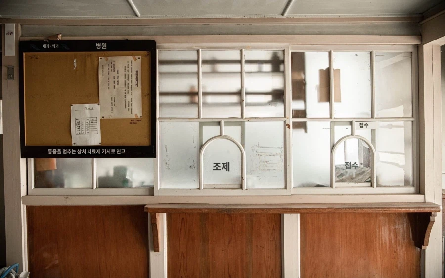 일본, 버려진 폐의원의 유리문들_8.webp