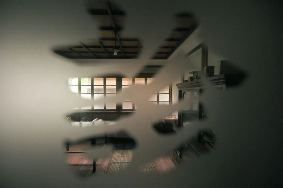 일본, 버려진 폐의원의 유리문들_9.webp