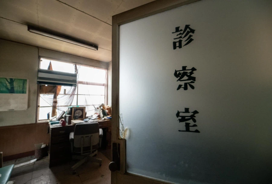 일본, 버려진 폐의원의 유리문들_10.webp