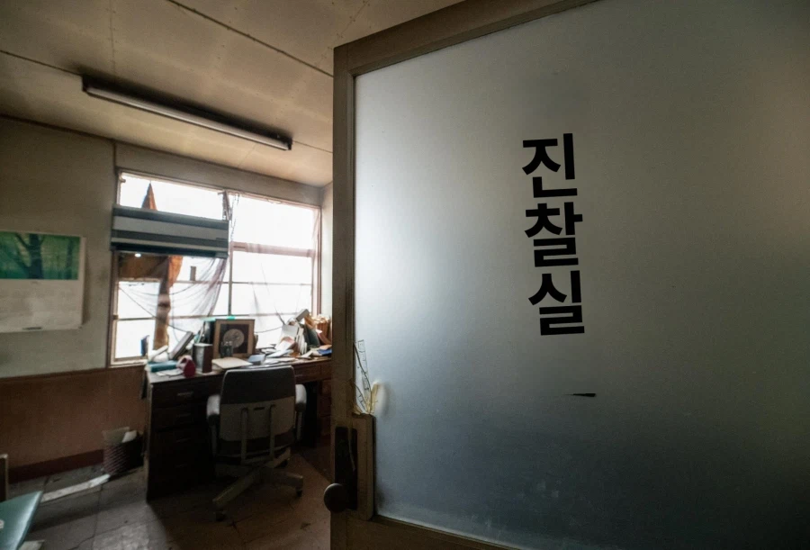 일본, 버려진 폐의원의 유리문들_11.webp