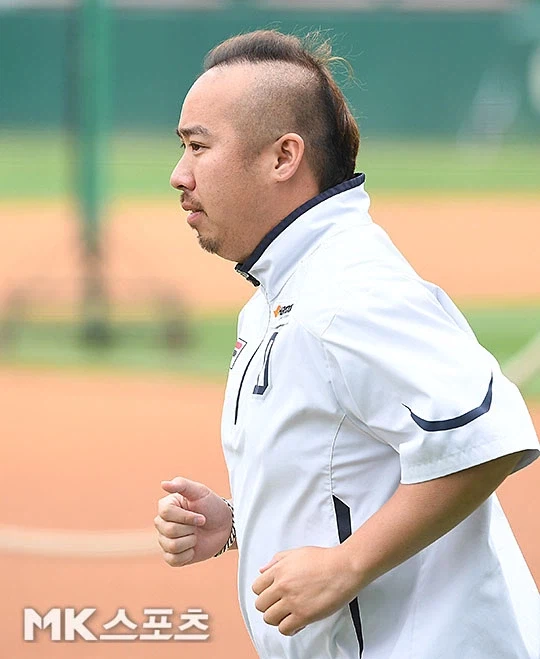 파격적인 머리 스타일 하는 이유_2.webp