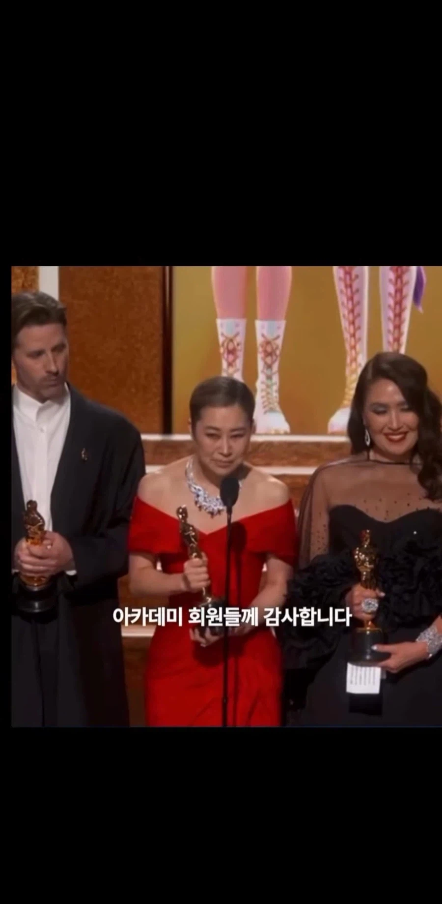 죄송함도 감사함도 느끼는 케데헌 감독.jpg_1.webp