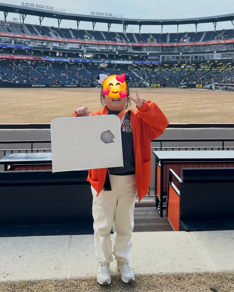 상대 팀 어린이 팬 테이블 구멍 내고 사인해 준 야구선수_2.webp