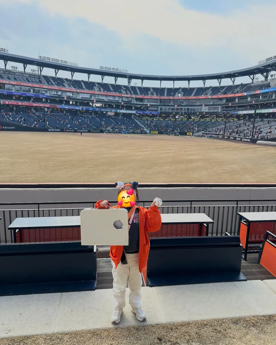 상대 팀 어린이 팬 테이블 구멍 내고 사인해 준 야구선수_3.webp