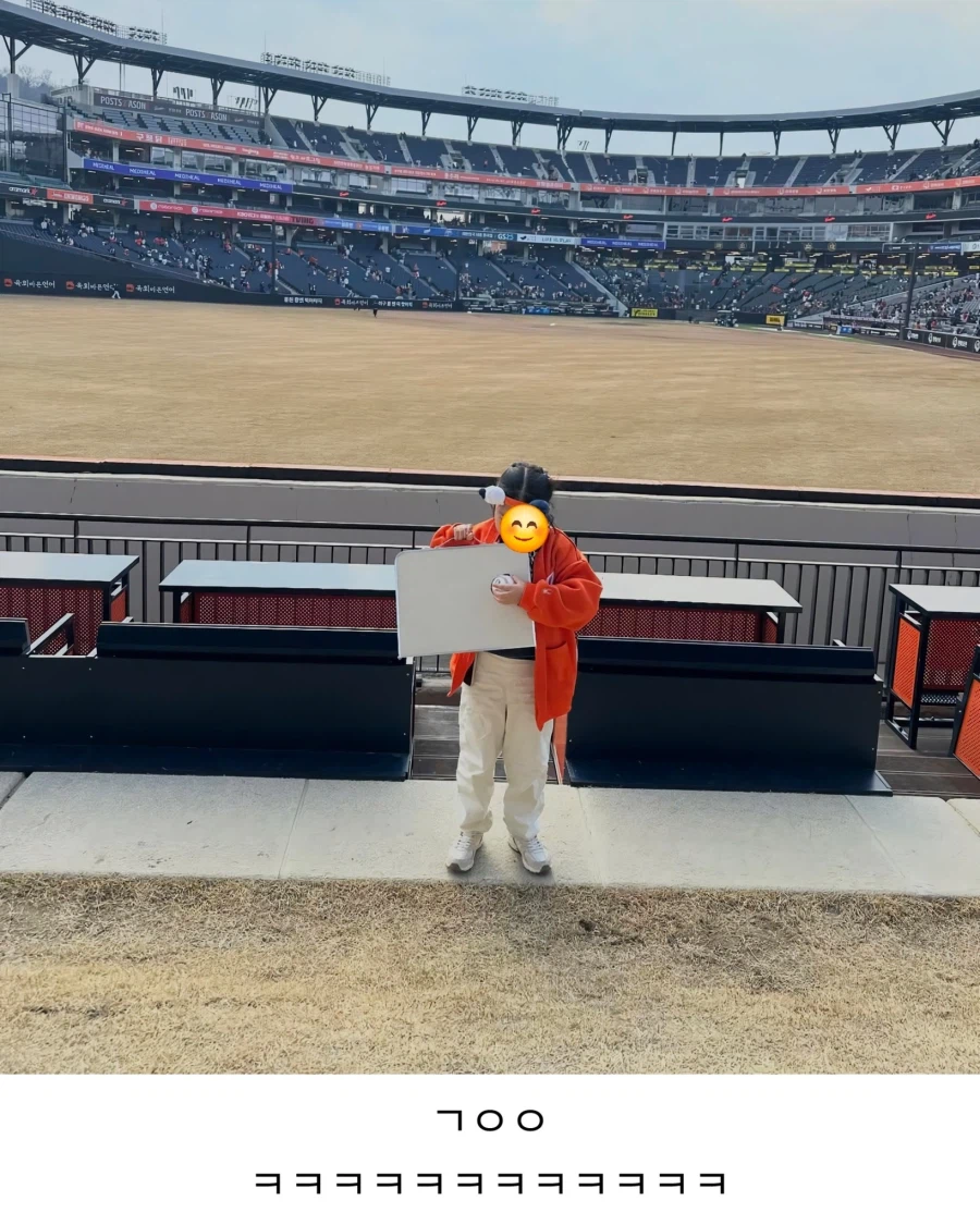 상대 팀 어린이 팬 테이블 구멍 내고 사인해 준 야구선수_4.webp