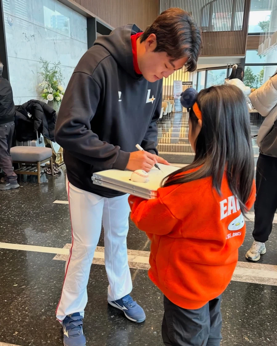 상대 팀 어린이 팬 테이블 구멍 내고 사인해 준 야구선수_5.webp