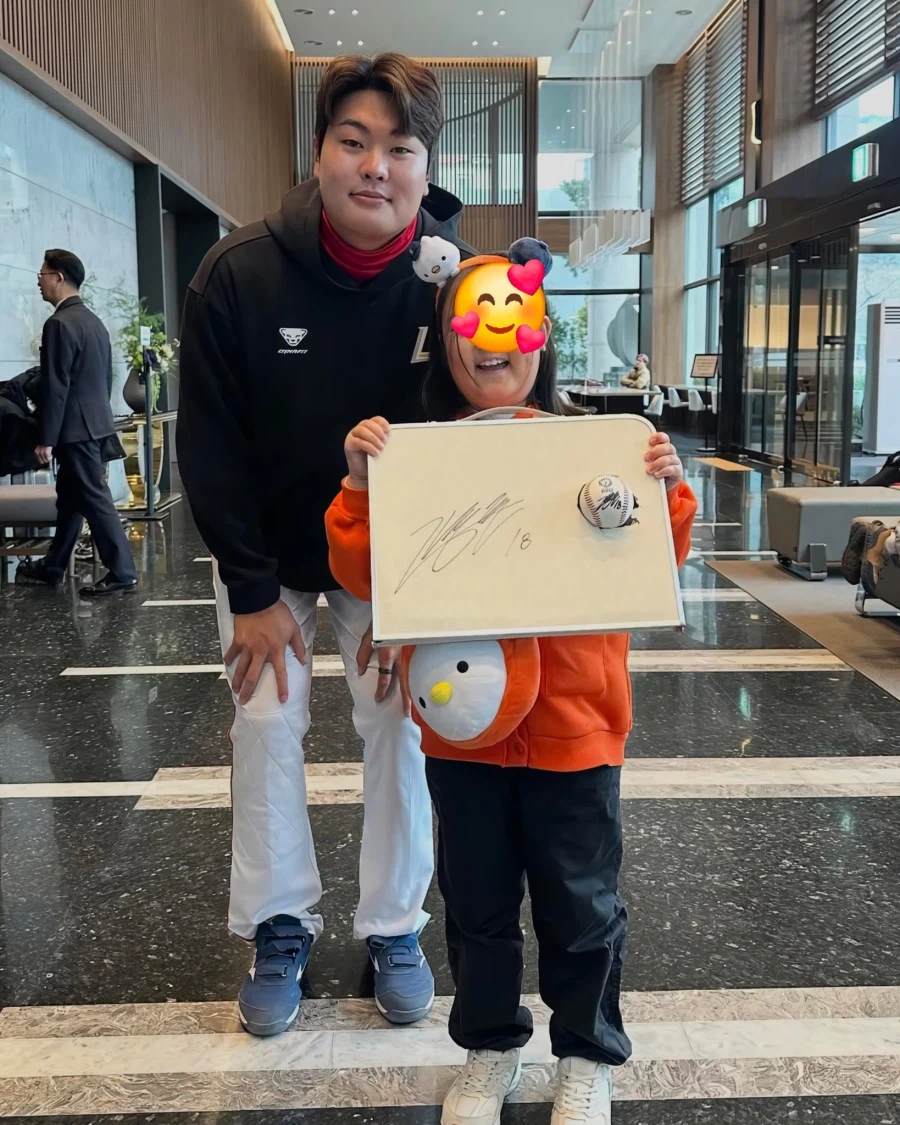 상대 팀 어린이 팬 테이블 구멍 내고 사인해 준 야구선수_6.webp