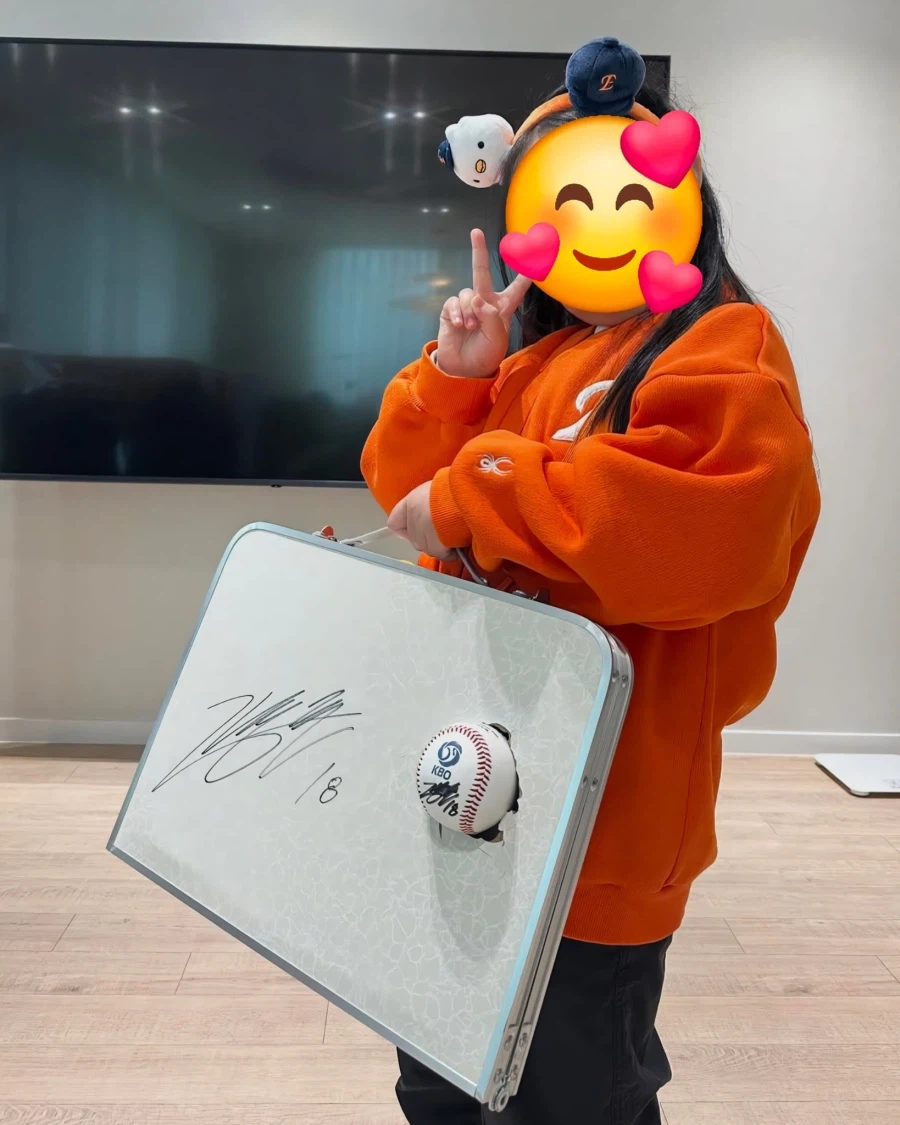 상대 팀 어린이 팬 테이블 구멍 내고 사인해 준 야구선수_7.webp