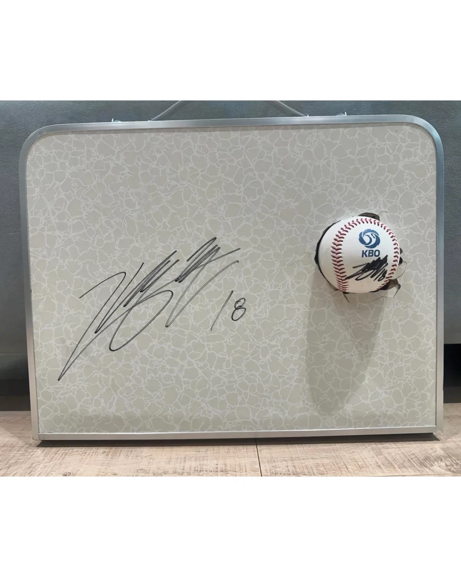 상대 팀 어린이 팬 테이블 구멍 내고 사인해 준 야구선수_8.webp