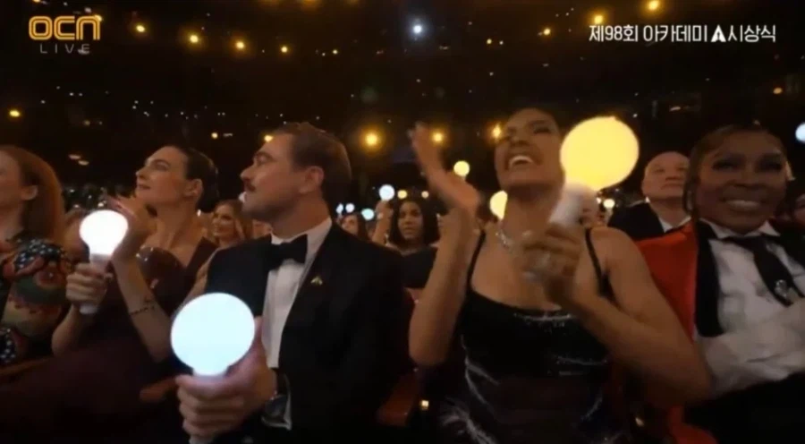 AI 짤 같은 아카데미 시상식 골든 무대.jpg_5.webp