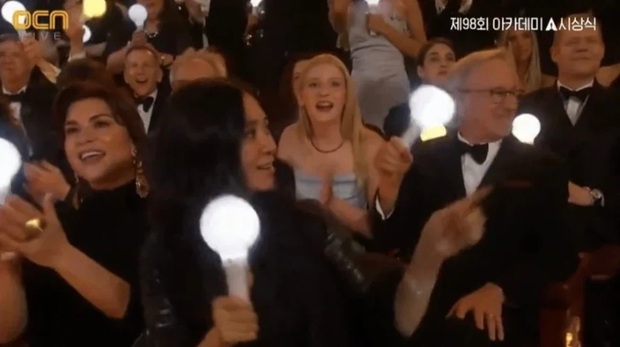 AI 짤 같은 아카데미 시상식 골든 무대.jpg_6.webp