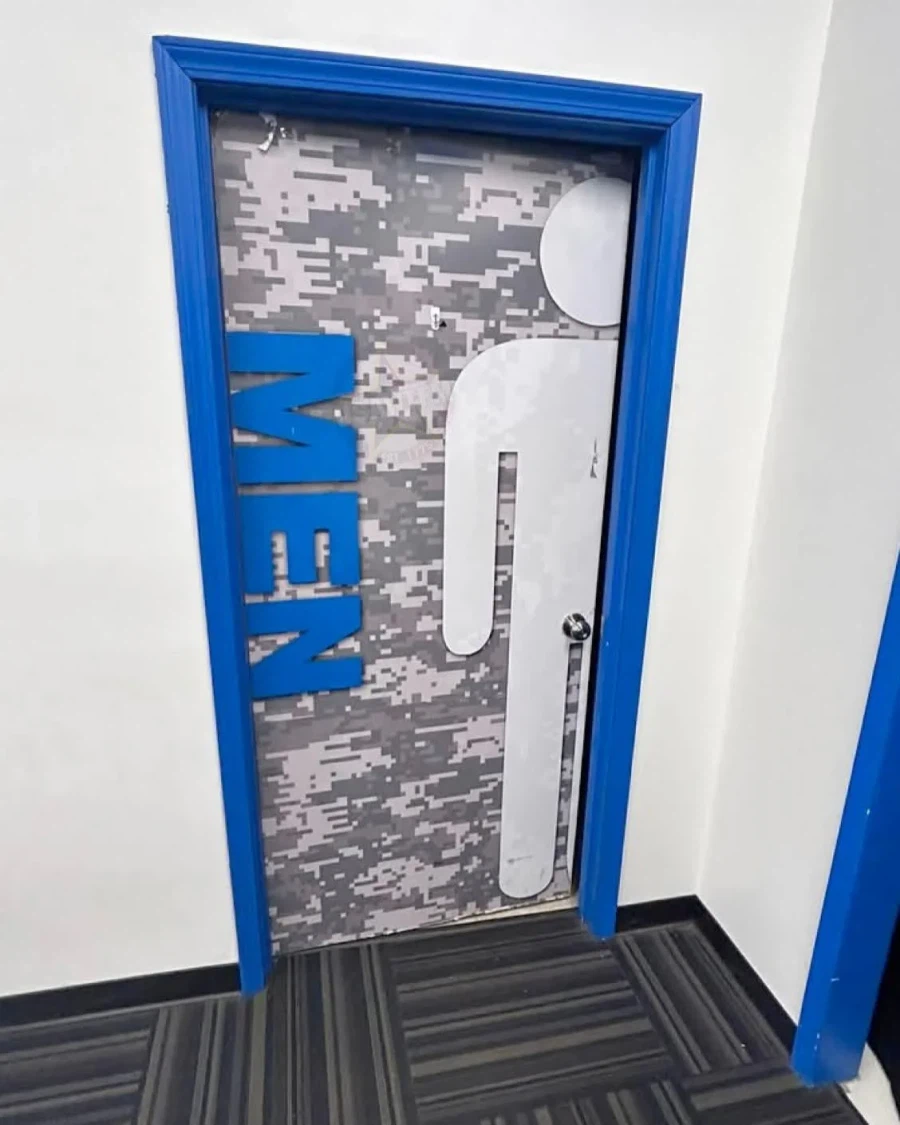 누가봐도 남자화장실_1.webp