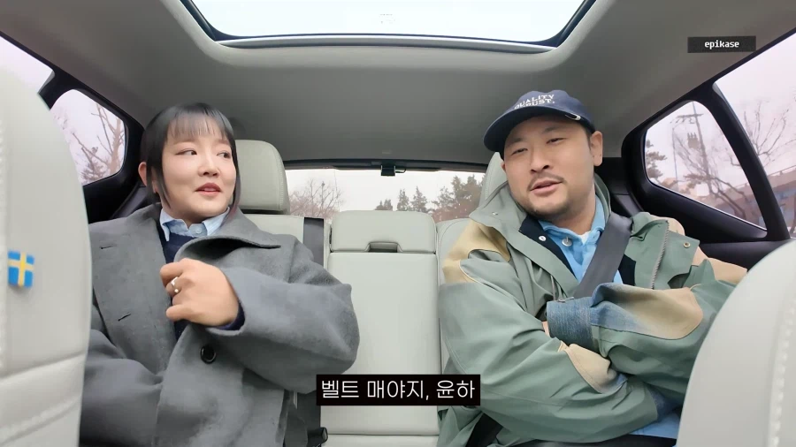 코트에서 총을 꺼내려는 윤하_1.webp