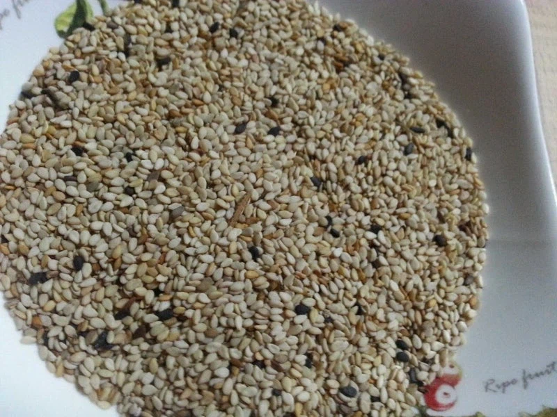 리빙포인트) 깨 한 말에서 참깨를 분리하려면 물에 불리면 된다._1.webp