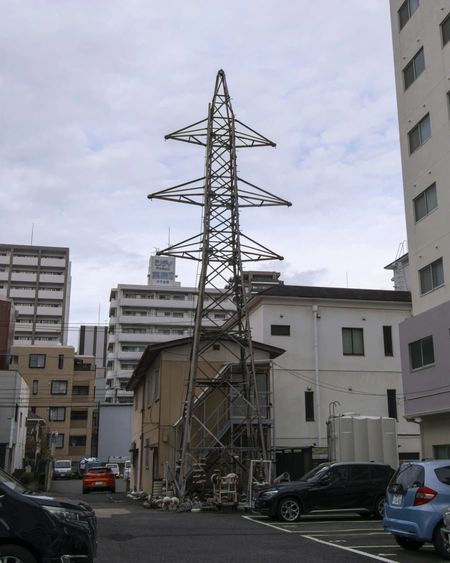 일본, 어떤 마을의 우두커니 서있는 송전탑_1.webp