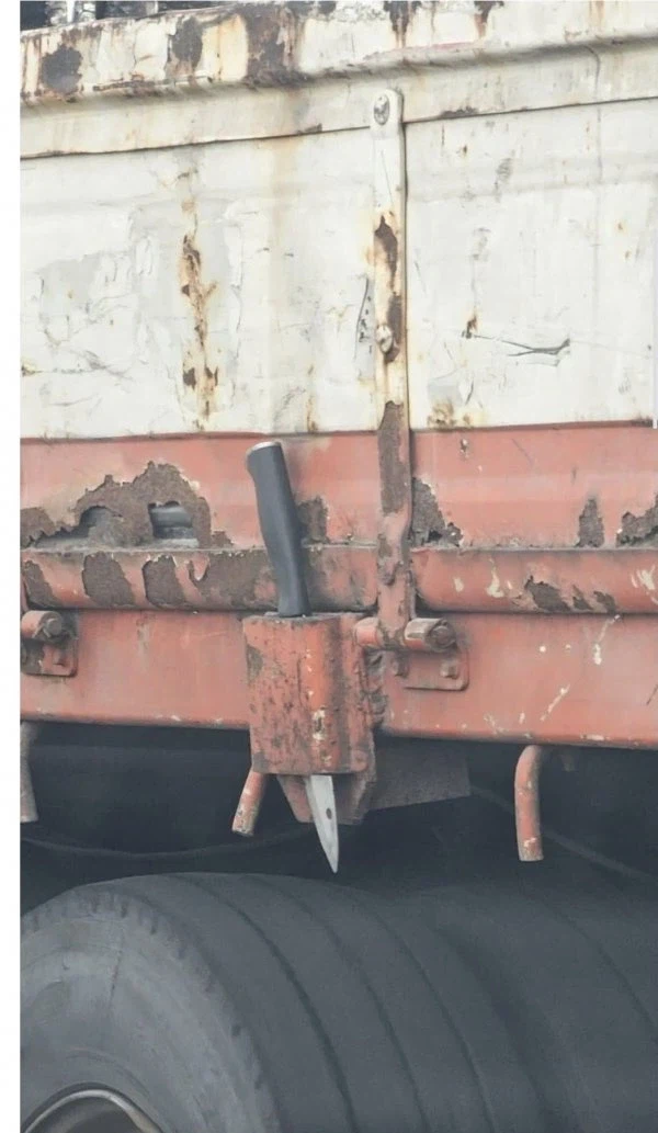 어느 대형 화물차의 판스프링.jpg_1.webp