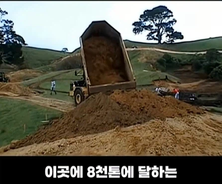 8천톤의 흙을 쏟아부어서 1년 동안 만든 영화 세트장.jpg_9.webp